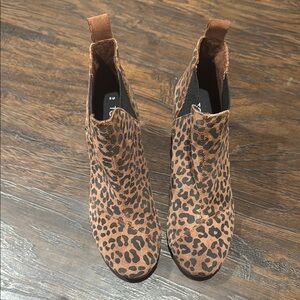 Like new! Toms wedge heeled ankle boots size 8